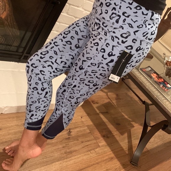 Velocity Leggings Hi Rise Side Pockets Capri Length Activewear in Leopard Blue! - Picture 6 of 11